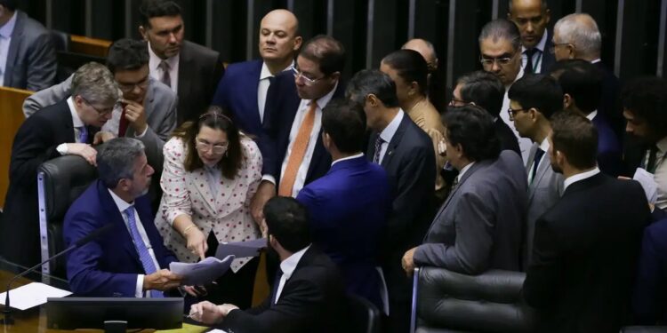 PEC de corte de gastos é aprovada em dois turnos na Câmara - Foto: Lula Marques / Agência Brasil