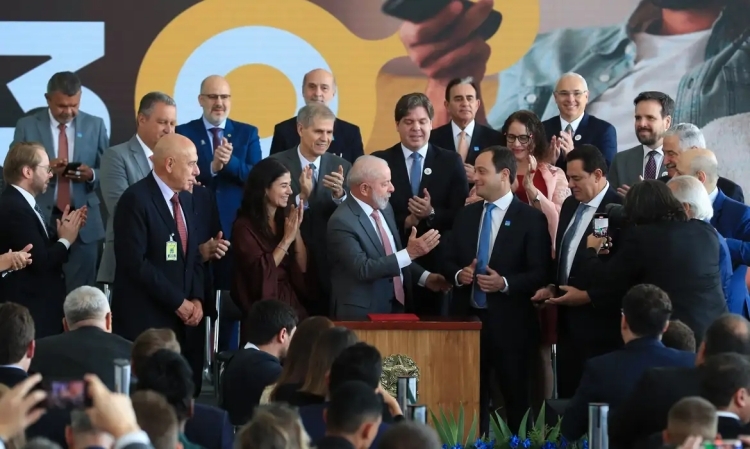 Lula assina decreto para implantação da TV 3.0, nova geração da TV aberta no Brasil