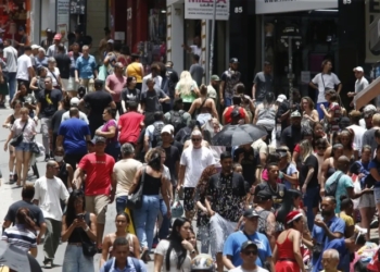 Brasil atinge 213,4 milhões de habitantes em 2025, com crescimento demográfico desacelerando
