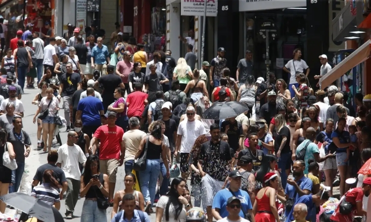 Brasil atinge 213,4 milhões de habitantes em 2025, com crescimento demográfico desacelerando