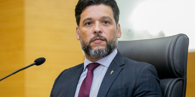 Deputado pede explicações sobre pagamento de horas extras a servidores do Hospital João Paulo II