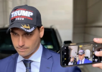 Moraes diz que Eduardo Bolsonaro cria dificuldades para ser notificado