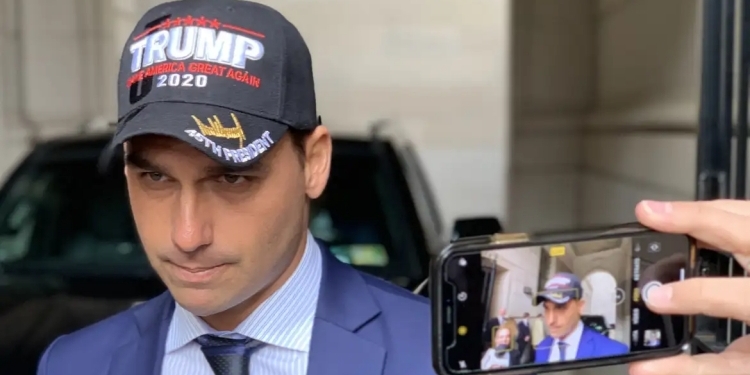 Moraes diz que Eduardo Bolsonaro cria dificuldades para ser notificado