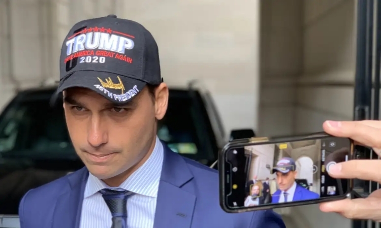 Moraes diz que Eduardo Bolsonaro cria dificuldades para ser notificado