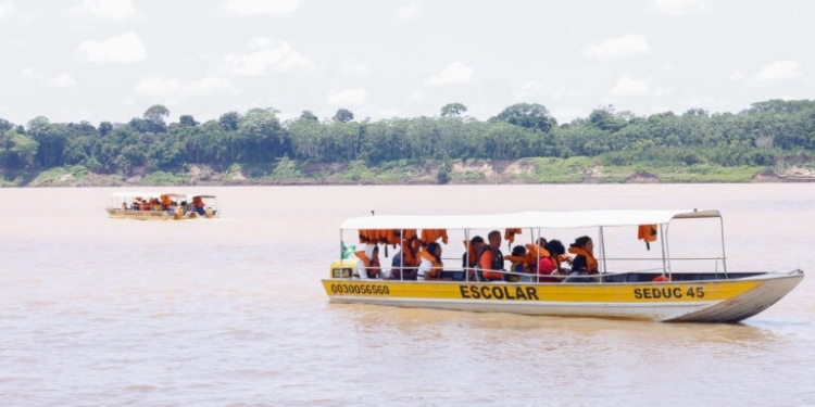 No Rio Madeira, transporte fluvial impulsiona acesso à escola e geração de renda local