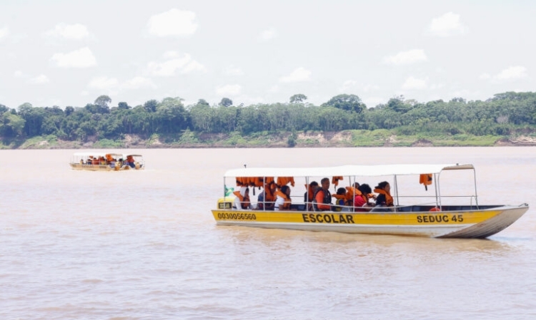 No Rio Madeira, transporte fluvial impulsiona acesso à escola e geração de renda local